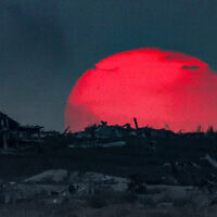 השמש שוקעת מאחורי מבנים הרוסים ברצועת עזה, 27 באוגוסט 2025 (צילום: ack GUEZ / AFP) השמש שוקעת מאחורי מבנים הרוסים ברצועת עזה, 27 באוגוסט 2025 (צילום: ack GUEZ / AFP)