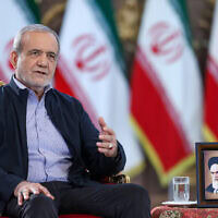 נשיא איראן מסעוד פזשכיאן במשרדו בטהרן, 30 באוגוסט 2025 (צילום: Iranian Presidency / AFP) נשיא איראן מסעוד פזשכיאן במשרדו בטהרן, 30 באוגוסט 2025 (צילום: Iranian Presidency / AFP)