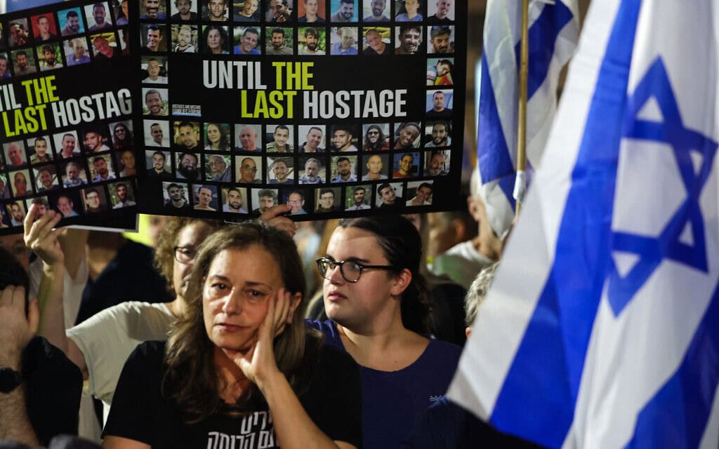 מפגינות בתל אביב נושאות שלטים שעליהם תמונות החטופים והחללים המוחזקים ברצועת עזה, 30 באוגוסט 2025 (צילום: Jack GUEZ / AFP) מפגינות בתל אביב נושאות שלטים שעליהם תמונות החטופים והחללים המוחזקים ברצועת עזה, 30 באוגוסט 2025 (צילום: Jack GUEZ / AFP)