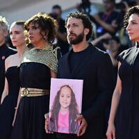 השחקן האמריקאי חואקין פיניקס, השחקנית האמריקאית רוני מארה, הבמאית התוניסאית קאותר בן חאניה, השחקן מועתז מלחיס והשחקנית קלרה ח’ורי מצטלמים עם תמונת הילדה העזתית הינד רג'אב, שנהרגה מאש צה"ל, בפסטיבל הסרטים הבינלאומי בוונציה, 3 בספטמבר 2025 (צילום: Tiziana FABI / AFP) השחקן האמריקאי חואקין פיניקס, השחקנית האמריקאית רוני מארה, הבמאית התוניסאית קאותר בן חאניה, השחקן מועתז מלחיס והשחקנית קלרה ח’ורי מצטלמים עם תמונת הילדה העזתית הינד רג'אב, שנהרגה מאש צה"ל, בפסטיבל הסרטים הבינלאומי בוונציה, 3 בספטמבר 2025 (צילום: Tiziana FABI / AFP)