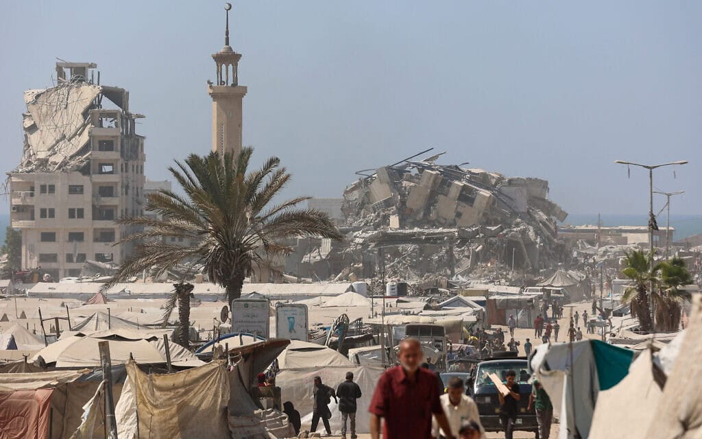 בניינים רבי קומות בעיר עזה שחיל האוויר הפציץ ב-6 וב-7 בספטמבר 2025 (צילום: Omar AL-QATTAA / AFP)