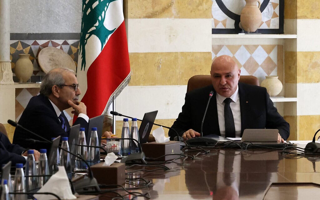 נשיא לבנון ג'וזף עאון (מימין) וראש הממשלה נוואף סלאם משתתפים בישיבת ממשלה בארמון הנשיאות בבאבדה, 5 בספטמבר 2025, לדיון בתוכנית הצבא לפירוק חזבאללה מנשקו (צילום: ANWAR AMRO / AFP) נשיא לבנון ג'וזף עאון (מימין) וראש הממשלה נוואף סלאם משתתפים בישיבת ממשלה בארמון הנשיאות בבאבדה, 5 בספטמבר 2025, לדיון בתוכנית הצבא לפירוק חזבאללה מנשקו (צילום: ANWAR AMRO / AFP)