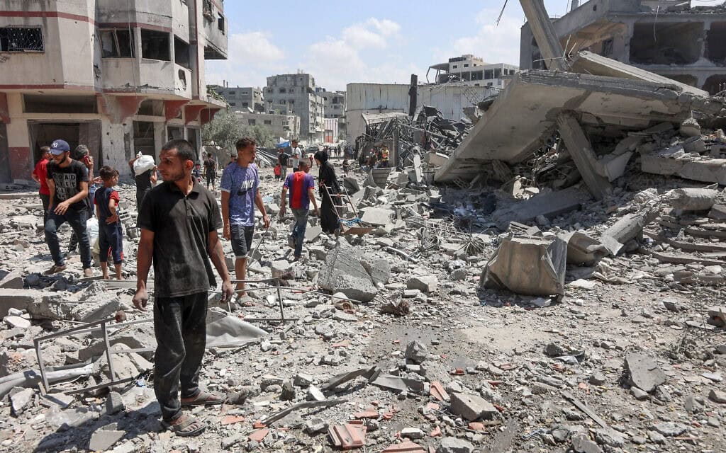 Palestinians check the rubble after an Israeli strike levelled the al-Tawheed Wal Sunna mosque in the Daraj neighbourhood of Gaza City on September 7, 2025. (Photo by Omar AL-QATTAA / AFP) Palestinians check the rubble after an Israeli strike levelled the al-Tawheed Wal Sunna mosque in the Daraj neighbourhood of Gaza City on September 7, 2025. (Photo by Omar AL-QATTAA / AFP)