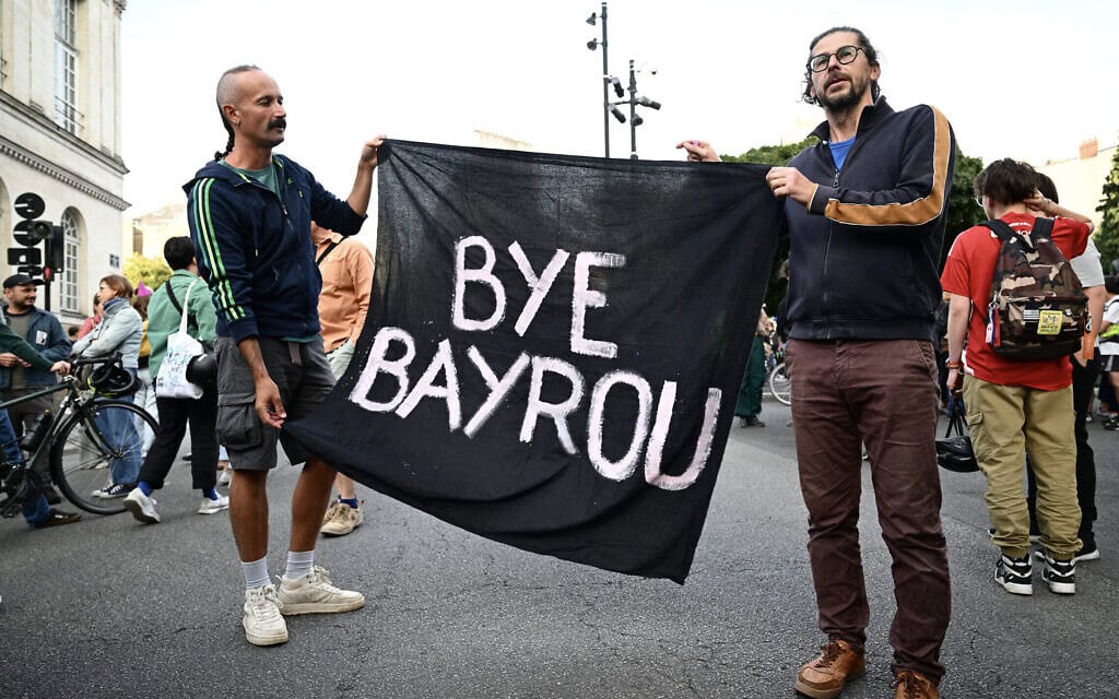 שלט "ביי ביירו" לאחר שראש ממשלת צרפת נכשל בהצבעת אי אמון בפרלמנט, 8 בספטמבר 2025 (צילום: Sebastien Salom-Gomis / AFP) שלט "ביי ביירו" לאחר שראש ממשלת צרפת נכשל בהצבעת אי אמון בפרלמנט, 8 בספטמבר 2025 (צילום: Sebastien Salom-Gomis / AFP)