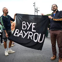 שלט "ביי ביירו" לאחר שראש ממשלת צרפת נכשל בהצבעת אי אמון בפרלמנט, 8 בספטמבר 2025