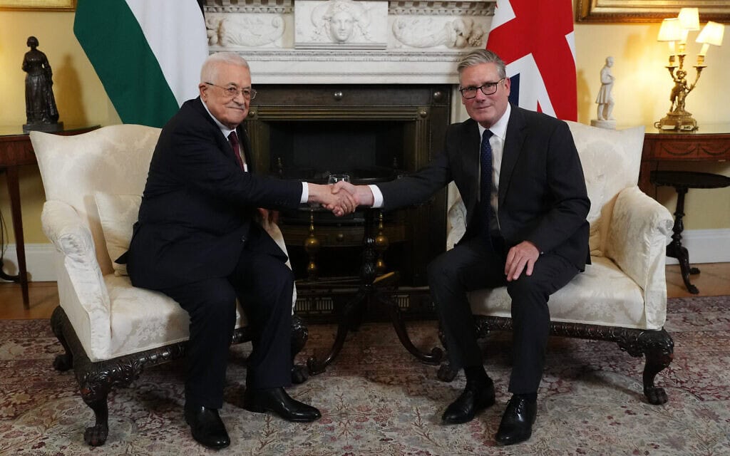 ראש ממשלת בריטניה קיר סטארמר מארח את יו"ר הרשות הפלסטינית מחמוד עבאס ב-10 דאונינג סטריט בלונדון, 8 בספטמבר 2025 (צילום: Jonathan Brady / POOL / AFP)