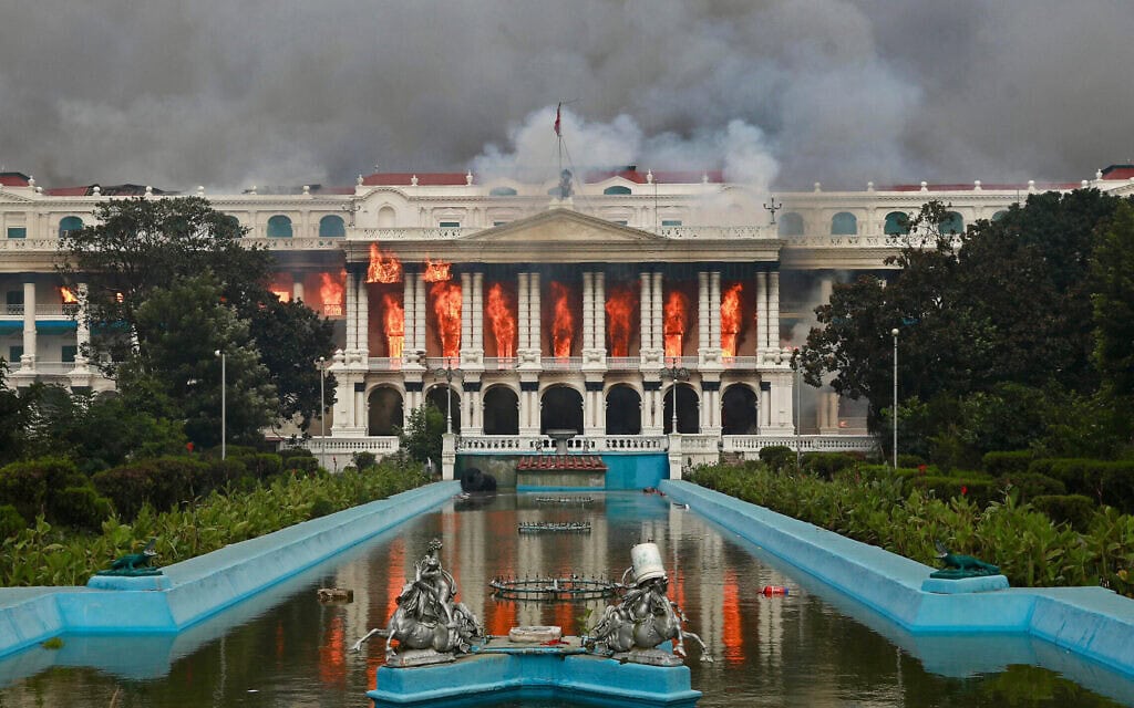 בניין הממשלה בקטמנדו עולה באש במהלך מהומות בנפאל, 9 בספטמבר 2025 (צילום: Prabin RANABHAT / AFP)
