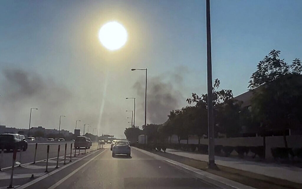 צילום מסך של AFPTV, מראה עשן מיתמר בעקבות תקיפת ישראל בדוחה בירת קטאר ב־9 בספטמבר 2025 (צילום: Jacqueline PENNEY / AFPTV / AFP) צילום מסך של AFPTV, מראה עשן מיתמר בעקבות תקיפת ישראל בדוחה בירת קטאר ב־9 בספטמבר 2025 (צילום: Jacqueline PENNEY / AFPTV / AFP)