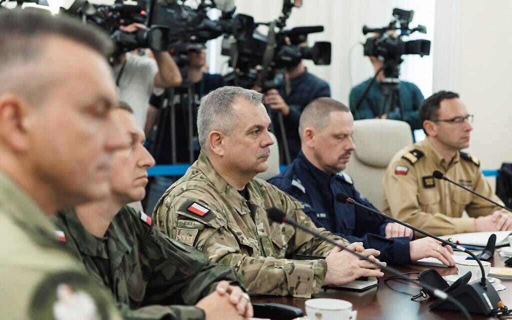 ישיבת חירום של ראש ממשלת פולין דונלד טוסק בוורשה עם ראשי מערכות הביטחון בעקבות שיגורי כטב"מים מרוסיה למרחב האווירי של פולין, 9 בספטמבר 2095 (צילום: HANDOUT / AFP)