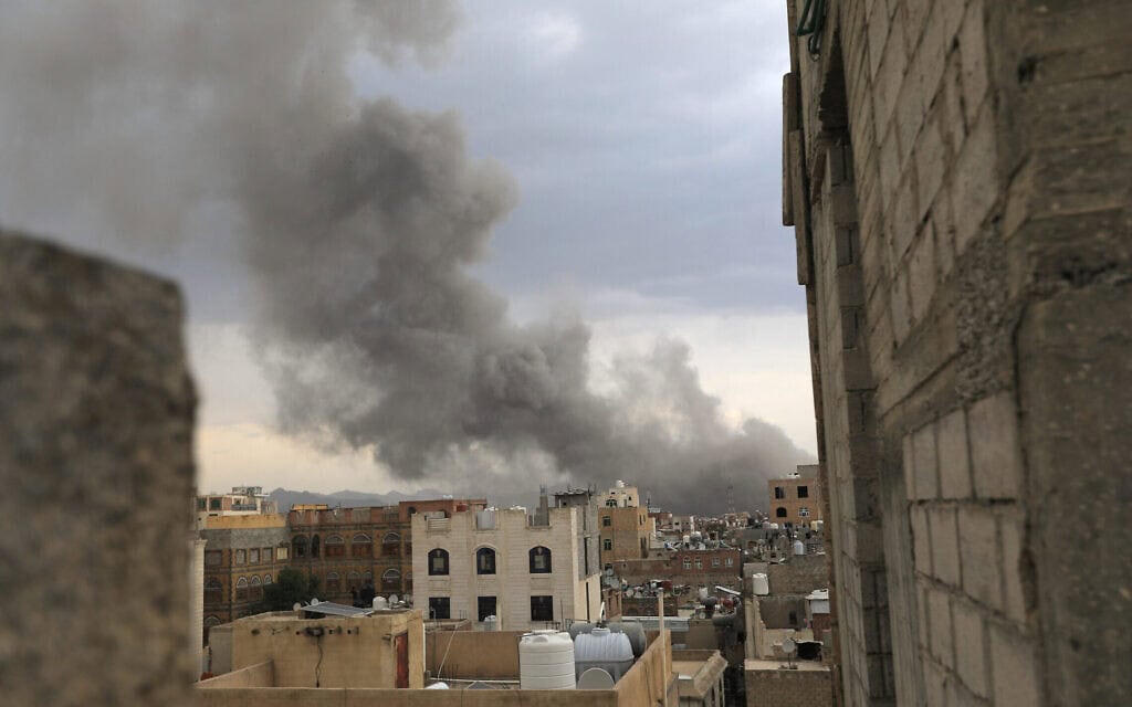 עשן מיתמר לאחר מתקפה ישראלית בבירת תימן צנעא, הנתונה לשליטת המיליציה החות'ית, 10 בספטמבר 2025 (צילום: Mohammed HUWAIS / AFP) עשן מיתמר לאחר מתקפה ישראלית בבירת תימן צנעא, הנתונה לשליטת המיליציה החות'ית, 10 בספטמבר 2025 (צילום: Mohammed HUWAIS / AFP)