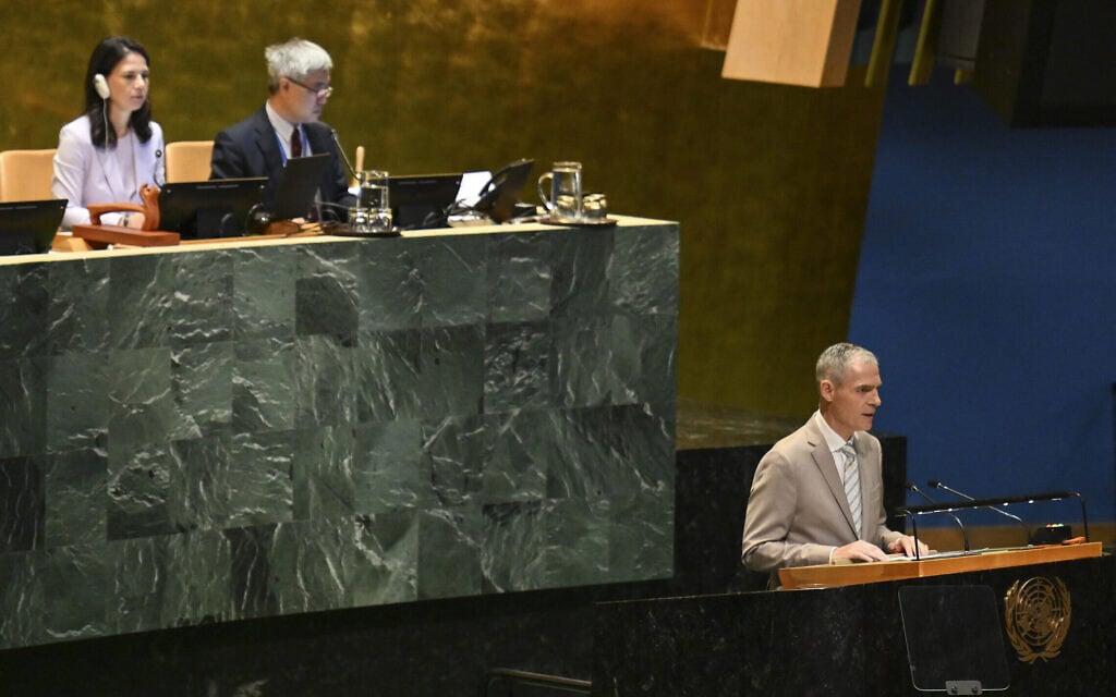 שגריר צרפת באו"ם ז'רום בונפון בישיבת העצרת הכללית בנושא הצבעה על פתרון שתי המדינות לשאלת פלסטין, במטה האו"ם בניו יורק, 12 בספטמבר 2025 (צילום: ANGELA WEISS / AFP) שגריר צרפת באו"ם ז'רום בונפון בישיבת העצרת הכללית בנושא הצבעה על פתרון שתי המדינות לשאלת פלסטין, במטה האו"ם בניו יורק, 12 בספטמבר 2025 (צילום: ANGELA WEISS / AFP)