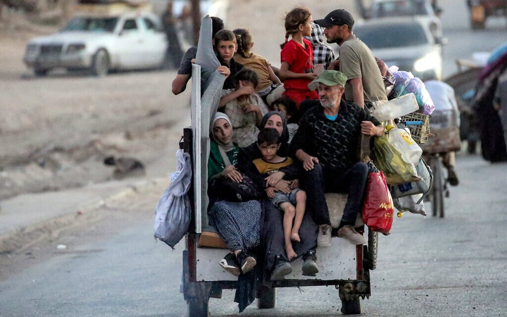 עקורים פלסטינים, המתפנים מהעיר עזה, נוסעים דרומה בנוסייראת שבמרכז רצועת עזה, 13 בספטמבר 2025 (צילום: Eyad BABA / AFP) עקורים פלסטינים, המתפנים מהעיר עזה, נוסעים דרומה בנוסייראת שבמרכז רצועת עזה, 13 בספטמבר 2025 (צילום: Eyad BABA / AFP)