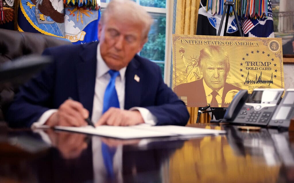 נשיא ארצות הברית דונלד טראמפ חותם על הצו הנשיאותי המשנה את תנאי קבלת הוויזה לעובדים בעלי כישורים מיוחדים, וכן חושף ויזה חדשה למיליונרים. 19 בספטמבר 2025 (צילום: Andrew Harnik/Getty Images/AFP)