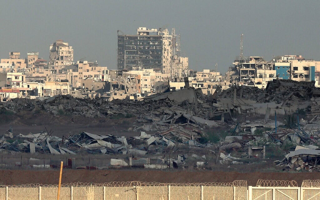 מבנים הרוסים ברצועת עזה, כפי שנראו מצידו הישראלי של הגבול, 25 בספטמבר 2025 (צילום: Jack GUEZ / AFP) מבנים הרוסים ברצועת עזה, כפי שנראו מצידו הישראלי של הגבול, 25 בספטמבר 2025 (צילום: Jack GUEZ / AFP)