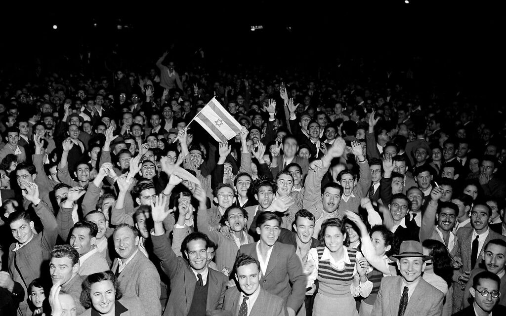 יהודים חוגגים ברחובות תל אביב ב-30 בנובמבר 1947 אחרי שהתקבלה החלטת האו"ם
על סיום המנדט הבריטי והקמת שתי מדינות עצמאיות בארץ ישראל – מדינה יהודית ומדינה ערבית (צילום: AP Photo/Jim Pringle) יהודים חוגגים ברחובות תל אביב ב-30 בנובמבר 1947 אחרי שהתקבלה החלטת האו"ם
על סיום המנדט הבריטי והקמת שתי מדינות עצמאיות בארץ ישראל – מדינה יהודית ומדינה ערבית (צילום: AP Photo/Jim Pringle)