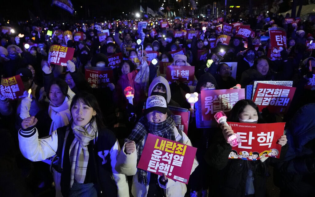 מפגינות דורשות את הדחת נשיא דרום קוריאה בסיאול, 7 בדצמבר 2024 (צילום: AP Photo/Ahn Young-joon) מפגינות דורשות את הדחת נשיא דרום קוריאה בסיאול, 7 בדצמבר 2024 (צילום: AP Photo/Ahn Young-joon)
