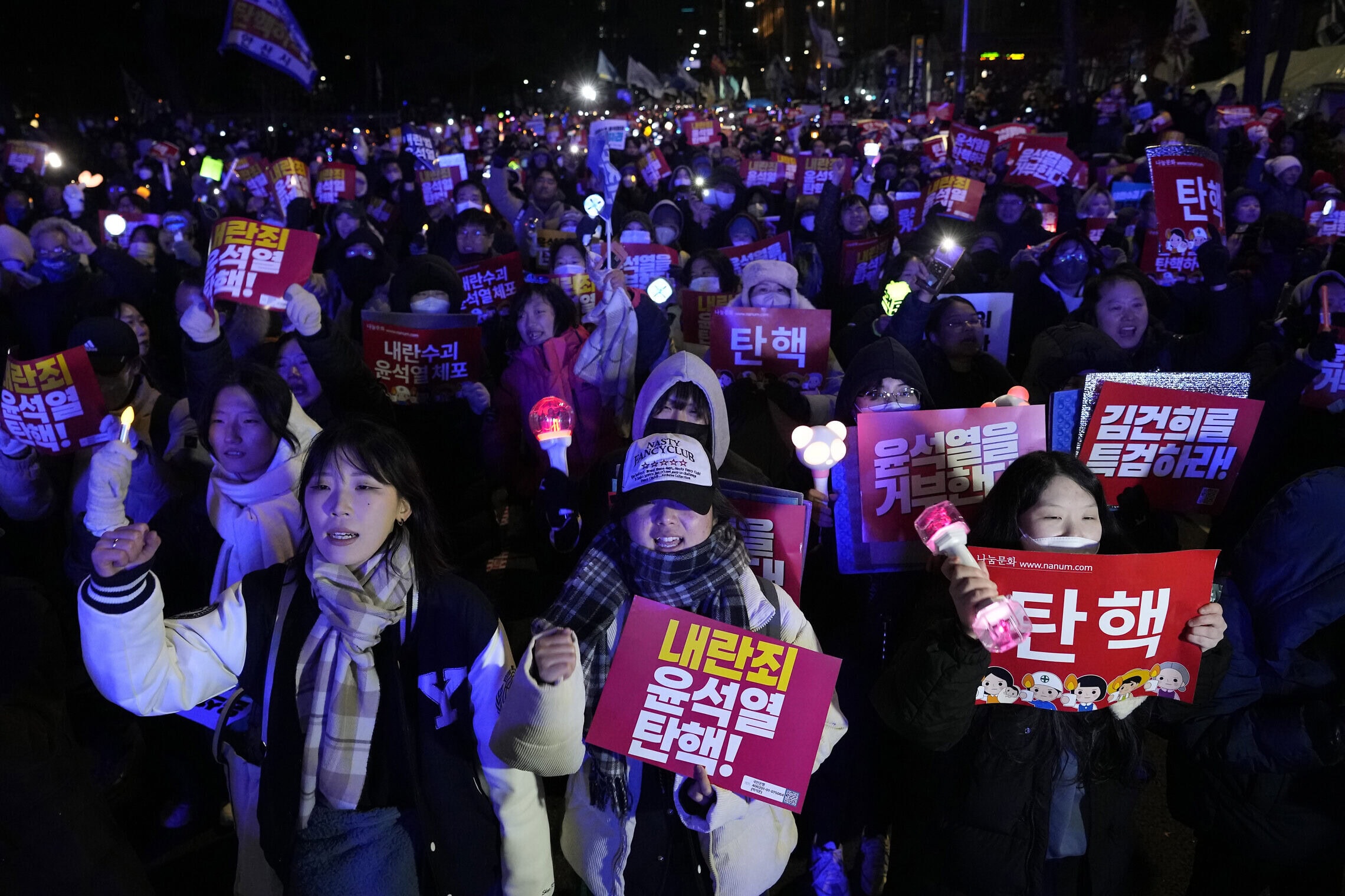 מפגינות דורשות את הדחת נשיא דרום קוריאה בסיאול, 7 בדצמבר 2024 (צילום: AP Photo/Ahn Young-joon) מפגינות דורשות את הדחת נשיא דרום קוריאה בסיאול, 7 בדצמבר 2024 (צילום: AP Photo/Ahn Young-joon)