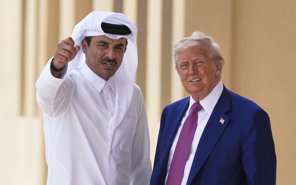 נשיא ארצות הברית עם אמיר קטאר תמים בן חמד אאל ת'אני בבסיס חיל האוויר האמריקאי אל-עודייד שליד דוחה, 15 במאי 2025 (צילום: AP Photo/Alex Brandon)