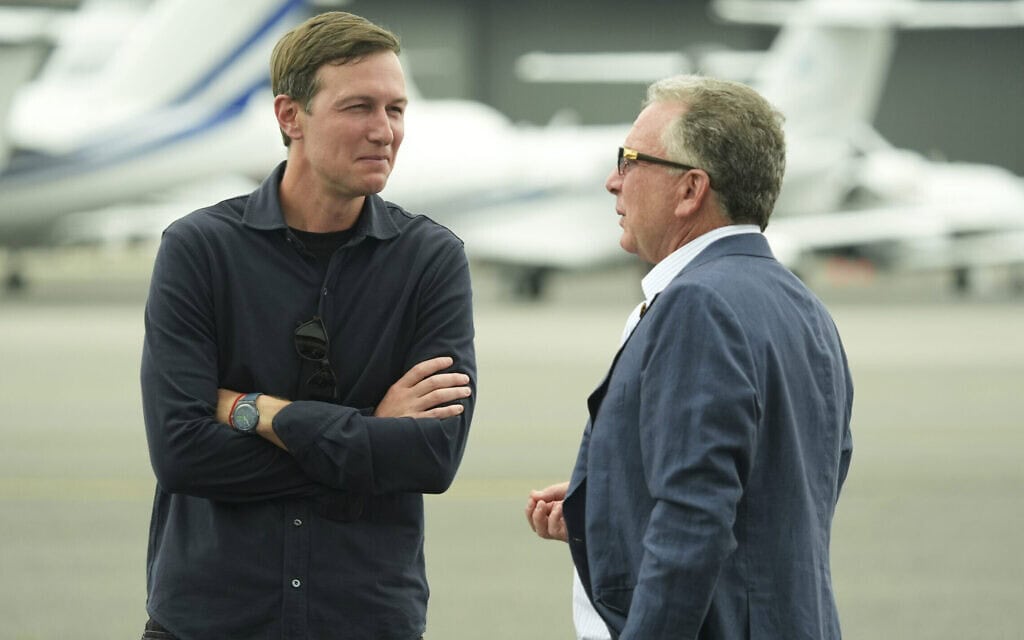 השליח המיוחד לבית הלבן סטיב ויטקוף עם ג'ראד קושנר, 13 ביולי 2025 (צילום: AP Photo/Jacquelyn Martin)