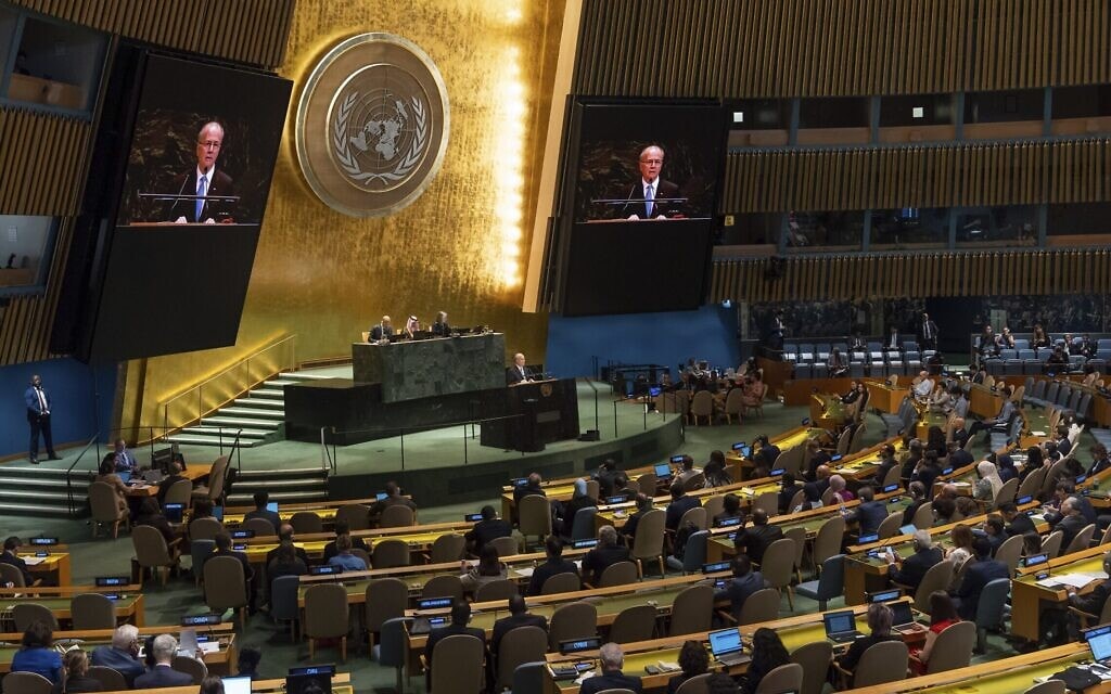 ראש הממשלה הפלסטינית מוחמד מוסטפה מדבר בוועידת האו"ם על פתרון שתי המדינות, יולי 2025 (צילום: AP Photo/Adam Gray) ראש הממשלה הפלסטינית מוחמד מוסטפה מדבר בוועידת האו"ם על פתרון שתי המדינות, יולי 2025 (צילום: AP Photo/Adam Gray)