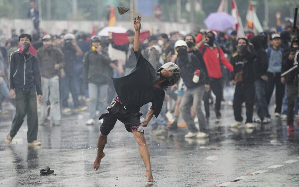 הפגנות ומהומות בג'קארטה, בירת אינדונזיה, 28 באוגוסט 2025 (צילום: AP Photo/Tatan Syuflana) הפגנות ומהומות בג'קארטה, בירת אינדונזיה, 28 באוגוסט 2025 (צילום: AP Photo/Tatan Syuflana)