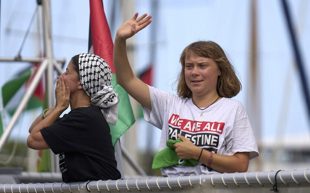 האקטיביסטית גרטה תונברג על הספינה במשט המחאה לעזה, ברצלונה, ספרד, 31 באוגוסט 2025 (צילום: AP Photo/Emilio Morenatti)