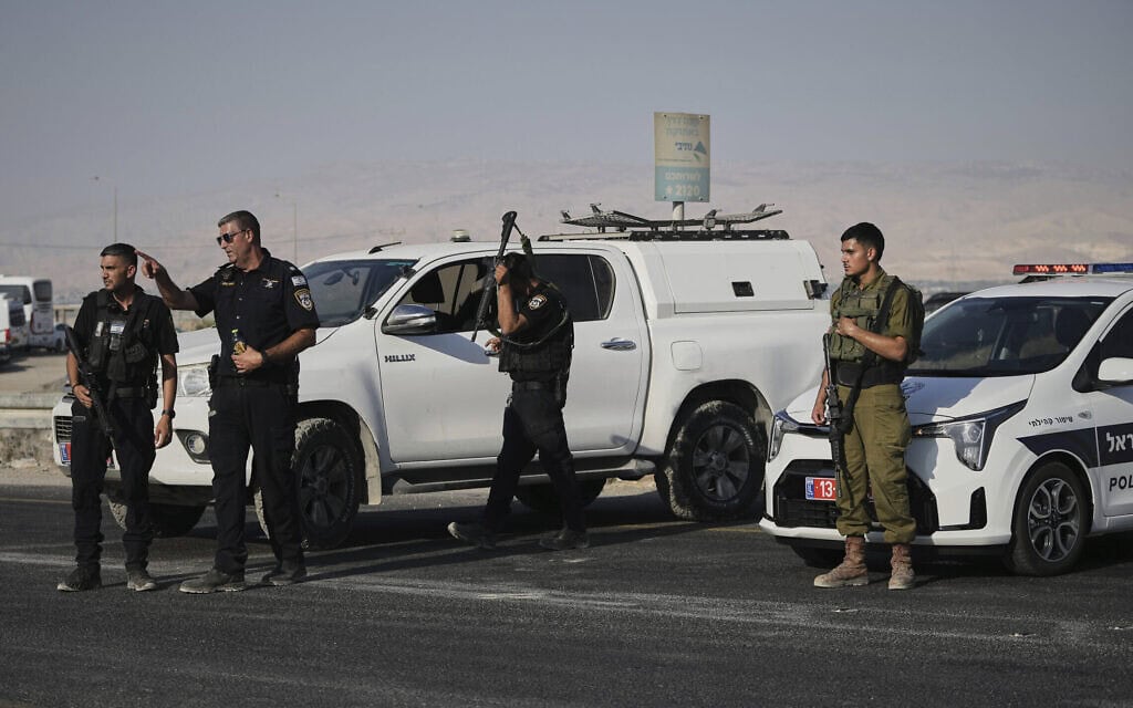 אנשי כוחות הביטחון בקרבת זירת הפיגוע במעבר אלנבי שבו נהרגו קצין וחייל, 18 בספטמבר 2025 (צילום: AP Photo/Mahmoud Illean) אנשי כוחות הביטחון בקרבת זירת הפיגוע במעבר אלנבי שבו נהרגו קצין וחייל, 18 בספטמבר 2025 (צילום: AP Photo/Mahmoud Illean)
