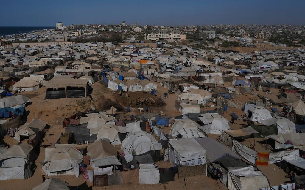 מחנה אוהלים ארעי לפלסטינים עקורים משתרע באזור זוואידה שבמרכז רצועת עזה, 20 בספטמבר 2025 (צילום: AP/Abdel Kareem Hana) מחנה אוהלים ארעי לפלסטינים עקורים משתרע באזור זוואידה שבמרכז רצועת עזה, 20 בספטמבר 2025 (צילום: AP/Abdel Kareem Hana)