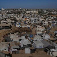 מחנה אוהלים ארעי לפלסטינים עקורים משתרע באזור זוואידה שבמרכז רצועת עזה, 20 בספטמבר 2025 (צילום: AP/Abdel Kareem Hana) מחנה אוהלים ארעי לפלסטינים עקורים משתרע באזור זוואידה שבמרכז רצועת עזה, 20 בספטמבר 2025 (צילום: AP/Abdel Kareem Hana)