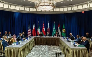 שר החוץ של ארה"ב מרקו רוביו בפגישה עם שרי החוץ של מועצת מדינות המפרץ בשולי העצרת הכללית של האו"ם בניו יורק, 24 בספטמבר 2025 (צילום: AP Photo/Stefan Jeremiah) שר החוץ של ארה"ב מרקו רוביו בפגישה עם שרי החוץ של מועצת מדינות המפרץ בשולי העצרת הכללית של האו"ם בניו יורק, 24 בספטמבר 2025 (צילום: AP Photo/Stefan Jeremiah)