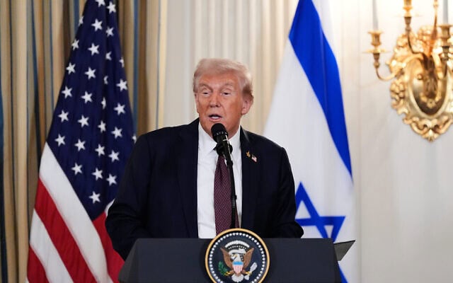 דונלד טראמפ בהצהרה לצד נתניהו בבית הלבן, 29 בספטמבר 2025 (צילום: AP Photo/Alex Brandon) דונלד טראמפ בהצהרה לצד נתניהו בבית הלבן, 29 בספטמבר 2025 (צילום: AP Photo/Alex Brandon)