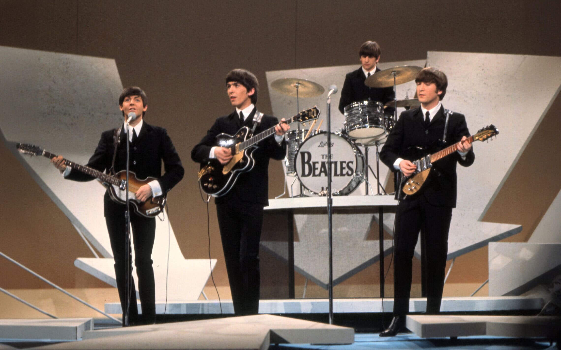 ChatGPT said:

הביטלס ב"המופע של אד סאליבן" באמריקה, פברואר 1964