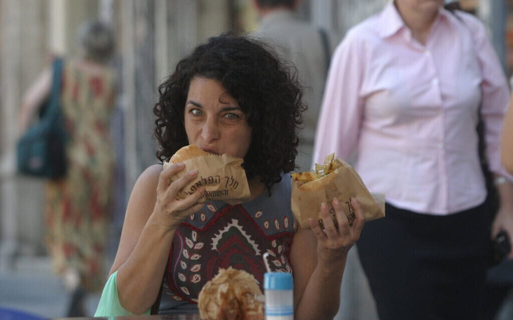אילוסטרציה: אישה אוכלת שתי מנות פלאפל, 15 ביולי 2007. למצולמת אין קשר לכתבה (צילום: אוראל כהן/פלאש90) אילוסטרציה: אישה אוכלת שתי מנות פלאפל, 15 ביולי 2007. למצולמת אין קשר לכתבה (צילום: אוראל כהן/פלאש90)