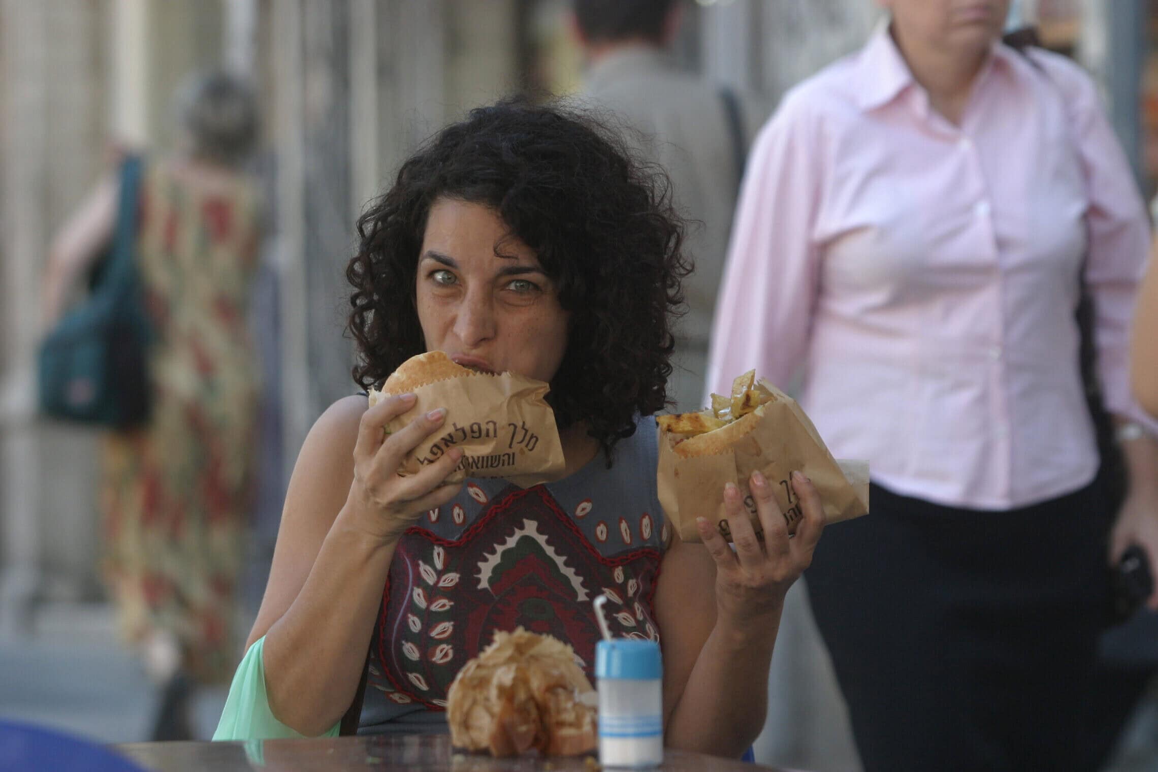 אילוסטרציה: אישה אוכלת שתי מנות פלאפל, 15 ביולי 2007. למצולמת אין קשר לכתבה (צילום: אוראל כהן/פלאש90)