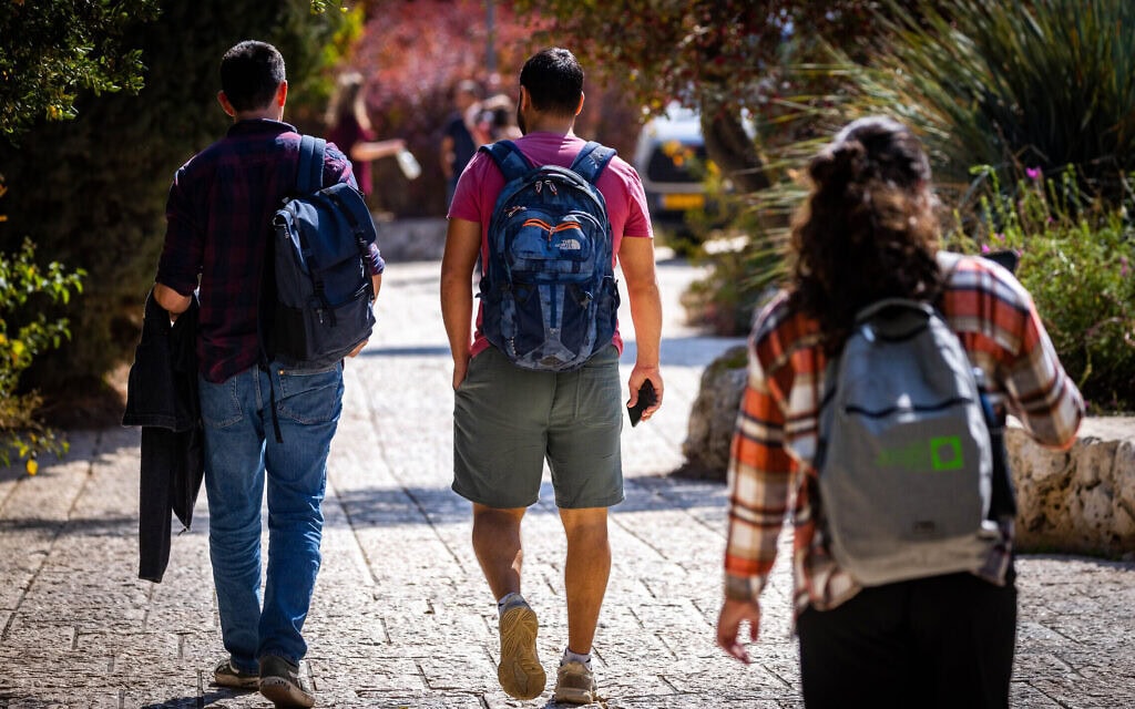 סטודנטים בקמפוס הר הצופים של האוניברסיטה העברית ביום פתיחת שנת הלימודים האוניברסיטאית, 23 באוקטובר 2022 (צילום: אוליבייה פיטוסי/פלאש90) סטודנטים בקמפוס הר הצופים של האוניברסיטה העברית ביום פתיחת שנת הלימודים האוניברסיטאית, 23 באוקטובר 2022 (צילום: אוליבייה פיטוסי/פלאש90)