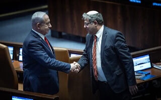 השר לביטחון לאומי איתמר בן גביר וראש הממשלה בנימין נתניהו במליאת הכנסת, 26 במרץ 2025 (צילום: יונתן זינדל/פלאש90) השר לביטחון לאומי איתמר בן גביר וראש הממשלה בנימין נתניהו במליאת הכנסת, 26 במרץ 2025 (צילום: יונתן זינדל/פלאש90)