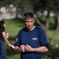 יועז הנדל בהפגנה למען השוויון בנטל בירושלים, 30 במרץ 2025