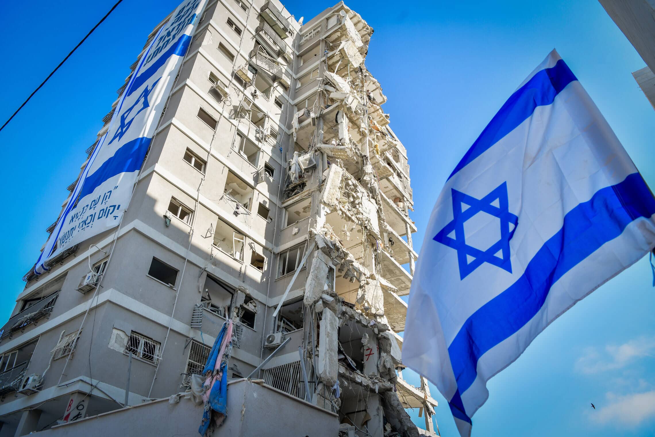 בניין שנפגע מטיל איראני בבת ים, 29 ביוני 2025 (צילום: אבשלום ששוני/פלאש90)