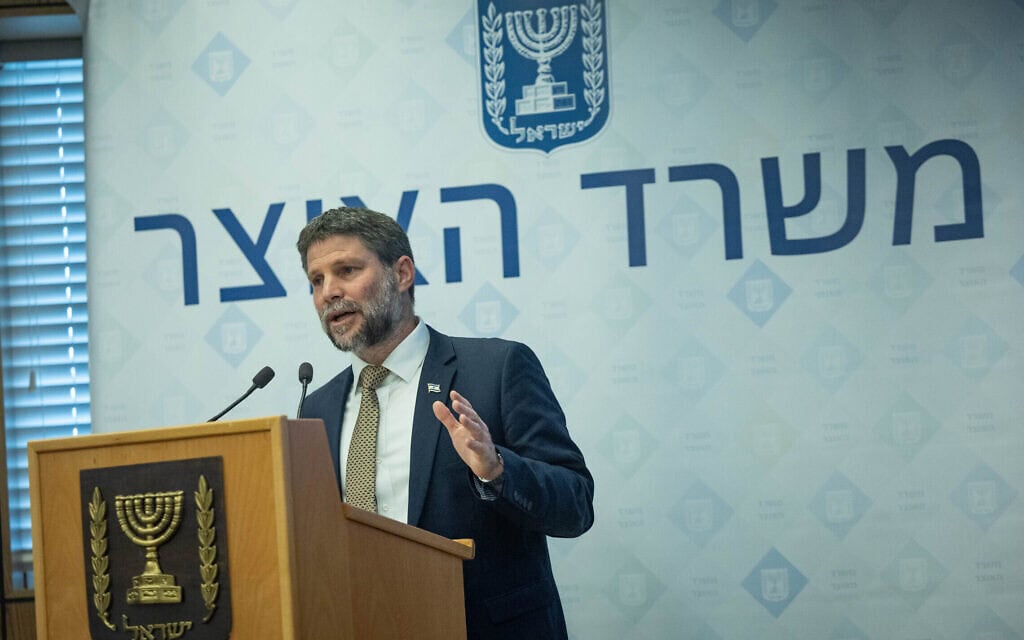 שר האוצר בצלאל סמוטריץ' במסיבת עיתונאים במשרד האוצר בירושלים, 6 באוגוסט 2025 (צילום: יונתן זינדל/פלאש90) שר האוצר בצלאל סמוטריץ' במסיבת עיתונאים במשרד האוצר בירושלים, 6 באוגוסט 2025 (צילום: יונתן זינדל/פלאש90)