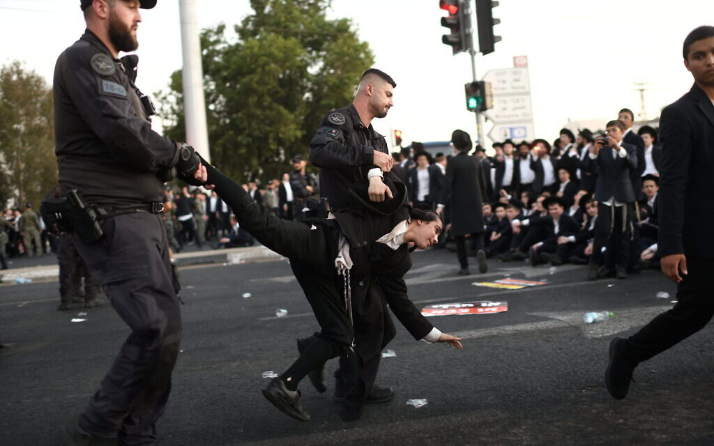 שוטרים נושאים מפגין שמחה לבית מתחם הכליאה הצבאי במחנה גור, 20 באוגוסט 2025 (צילום: גילי יערי/פלאש90) שוטרים נושאים מפגין שמחה לבית מתחם הכליאה הצבאי במחנה גור, 20 באוגוסט 2025 (צילום: גילי יערי/פלאש90)