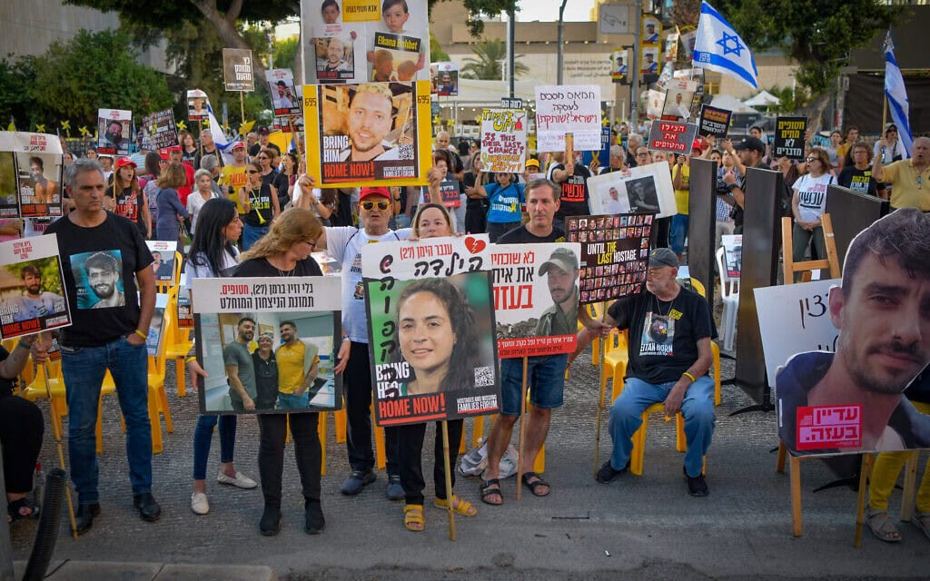 משפחות החטופים המוחזקים בעזה ותומכיהן מפגינים מחוץ לבסיס הקריה בתל אביב עם התכנסות הקבינט המדיני-ביטחוני, 31 באוגוסט 2025 (צילום: אבשלום ששוני/פלאש90) משפחות החטופים המוחזקים בעזה ותומכיהן מפגינים מחוץ לבסיס הקריה בתל אביב עם התכנסות הקבינט המדיני-ביטחוני, 31 באוגוסט 2025 (צילום: אבשלום ששוני/פלאש90)