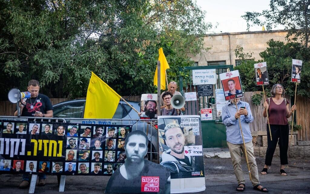 מפגינים, הקוראים לשחרור החטופים שבשבי, מוחים ליד ביתו של השר לעניינים אסטרטגיים רון דרמר, 1 בספטמבר 2025 (צילום: חיים גולדברג/פלאש90) מפגינים, הקוראים לשחרור החטופים שבשבי, מוחים ליד ביתו של השר לעניינים אסטרטגיים רון דרמר, 1 בספטמבר 2025 (צילום: חיים גולדברג/פלאש90)