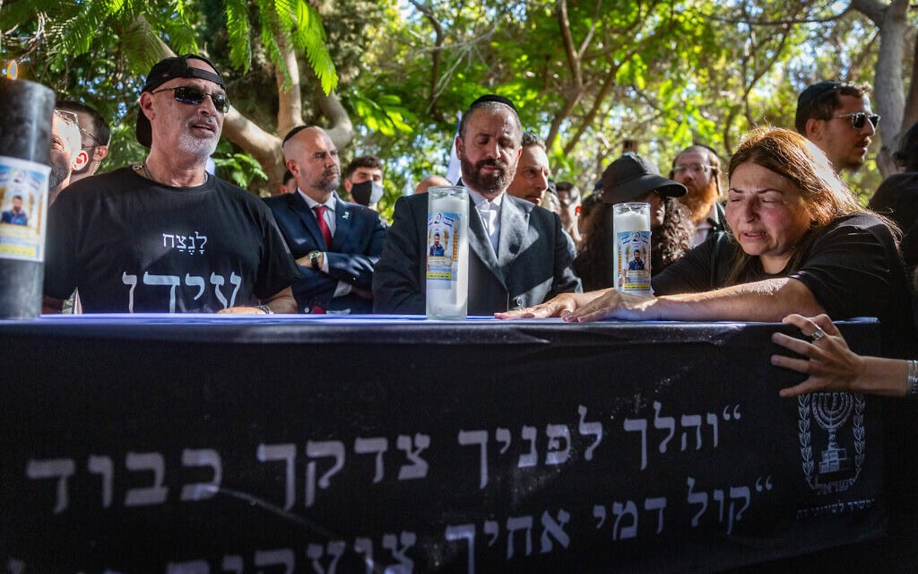 דלית שתיוי לצד ארונו של בנה, עידן שתיוי, בעת הלווייתו בכפר מעש, 1 בספטמבר 2025 (צילום: חיים גולדברג/פלאש90) דלית שתיוי לצד ארונו של בנה, עידן שתיוי, בעת הלווייתו בכפר מעש, 1 בספטמבר 2025 (צילום: חיים גולדברג/פלאש90)