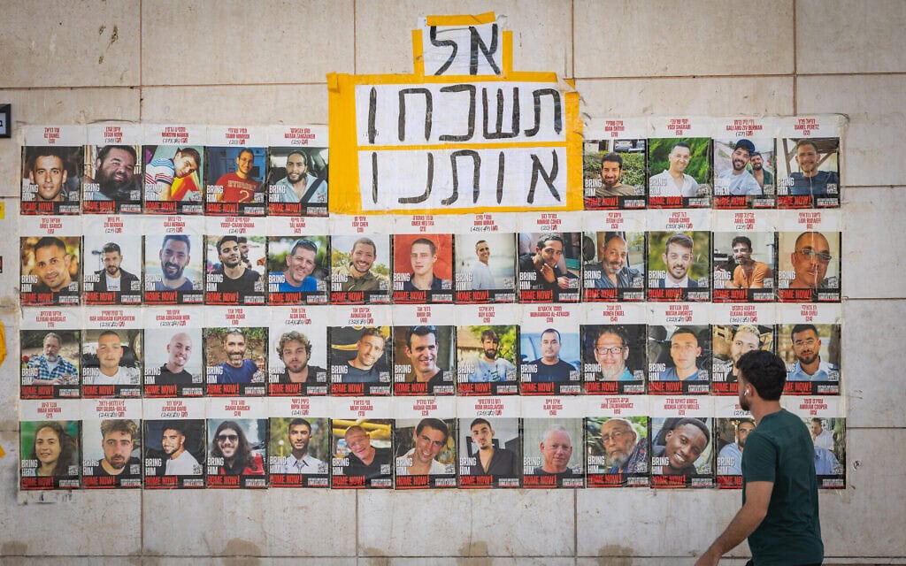 תמונותיהם של החטופים ושל החללים, המוחזקים ברצועת עזה, תלויות בירושלים, 2 בספטמבר 2025 (צילום: חיים גולדברג/פלאש90) תמונותיהם של החטופים ושל החללים, המוחזקים ברצועת עזה, תלויות בירושלים, 2 בספטמבר 2025 (צילום: חיים גולדברג/פלאש90)
