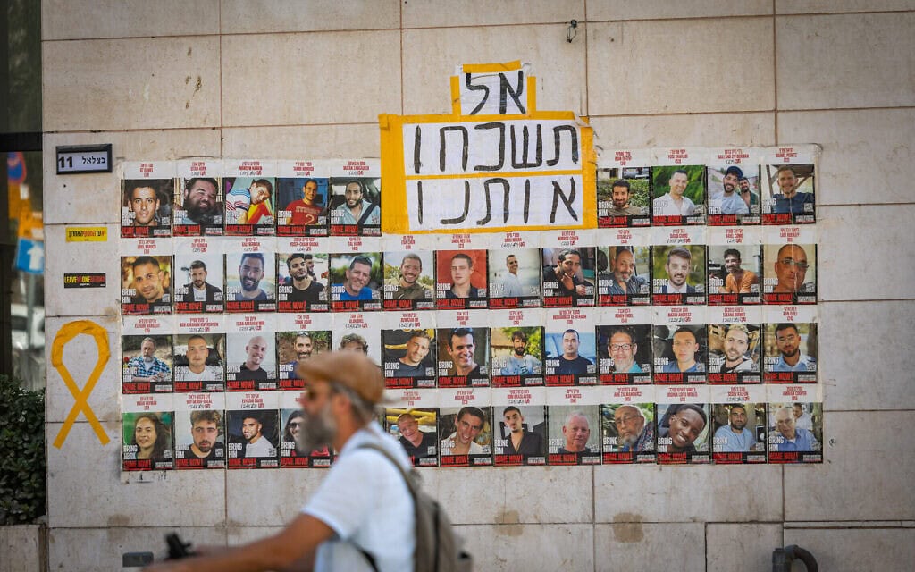 תמונותיהם של החטופים ושל החללים, המוחזקים ברצועת עזה, תלויות בירושלים, 2 בספטמבר 2025 (צילום: חיים גולדברג/פלאש90) תמונותיהם של החטופים ושל החללים, המוחזקים ברצועת עזה, תלויות בירושלים, 2 בספטמבר 2025 (צילום: חיים גולדברג/פלאש90)