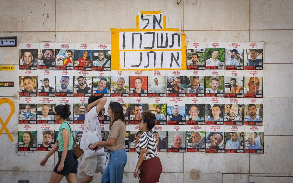 תמונותיהם של החטופים ושל החללים, המוחזקים ברצועת עזה, תלויות בירושלים, 2 בספטמבר 2025 (צילום: חיים גולדברג/פלאש90) תמונותיהם של החטופים ושל החללים, המוחזקים ברצועת עזה, תלויות בירושלים, 2 בספטמבר 2025 (צילום: חיים גולדברג/פלאש90)