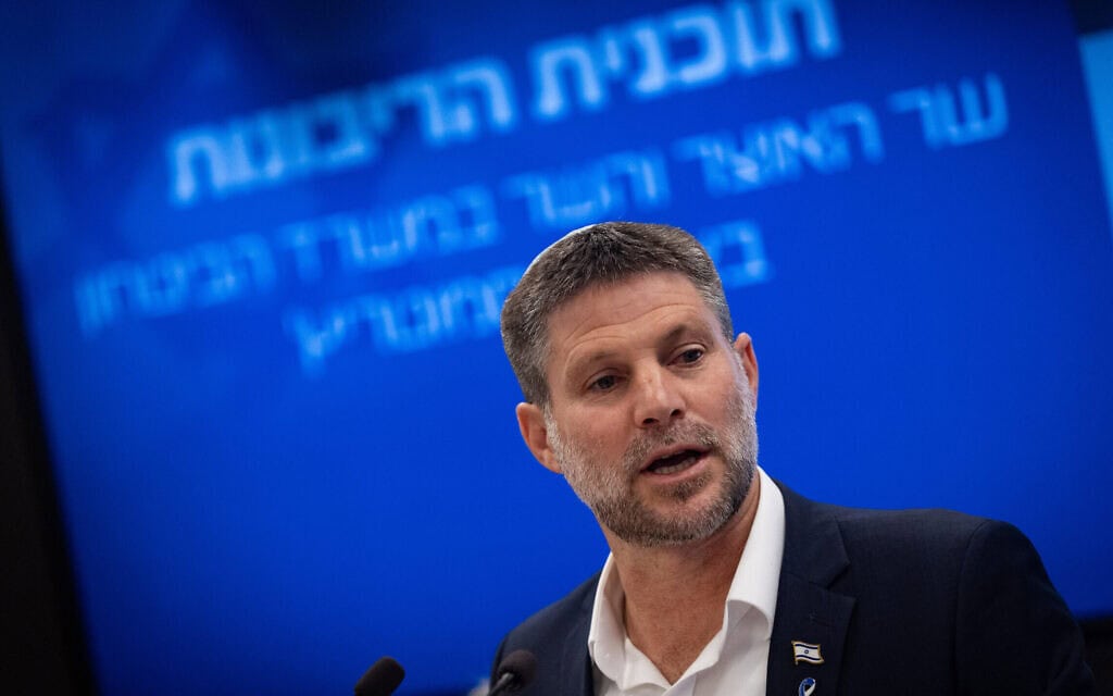 שר האוצר בצלאל סמוטריץ' מציג את תוכניתו לסיפוח הגדה, 3 בספטמבר 2025 (צילום: יונתן זינדל/פלאש90)