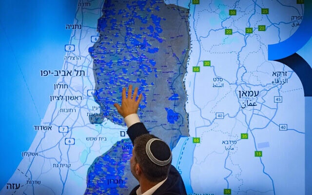 שר האוצר בצלאל סמוטריץ' מציג את תוכניתו לסיפוח הגדה, 3 בספטמבר 2025