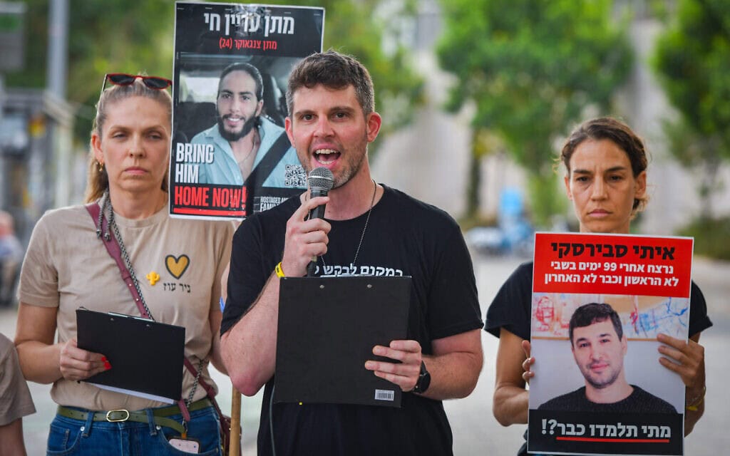 גיל דיקמן, בן דודה של כרמל גת לצד מירב סבירסקי אימו של איתי, בהצהרה לתקשורת בתל אביב. 6 בספטמבר 2025 (צילום: אבשלום ששוני/פלאש90) גיל דיקמן, בן דודה של כרמל גת לצד מירב סבירסקי אימו של איתי, בהצהרה לתקשורת בתל אביב. 6 בספטמבר 2025 (צילום: אבשלום ששוני/פלאש90)