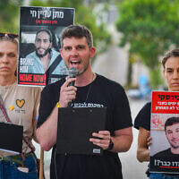 גיל דיקמן, בן דודה של כרמל גת לצד מירב סבירסקי אימו של איתי, בהצהרה לתקשורת בתל אביב. 6 בספטמבר 2025 (צילום: אבשלום ששוני/פלאש90) גיל דיקמן, בן דודה של כרמל גת לצד מירב סבירסקי אימו של איתי, בהצהרה לתקשורת בתל אביב. 6 בספטמבר 2025 (צילום: אבשלום ששוני/פלאש90)